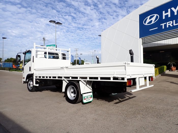2015 ISUZU NPR 400 WHITE