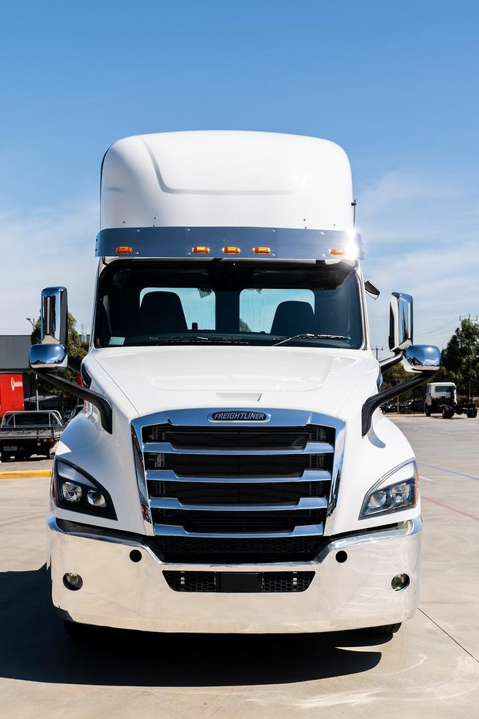 2024 Freightliner Cascadia 126 White