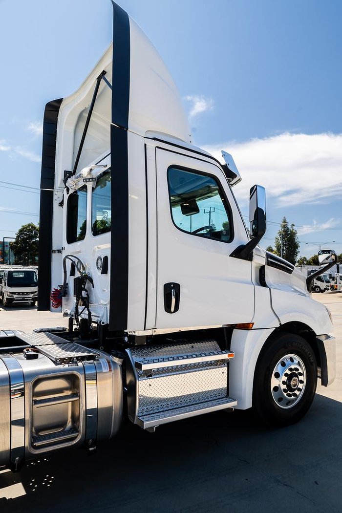 2024 Freightliner Cascadia 126 White