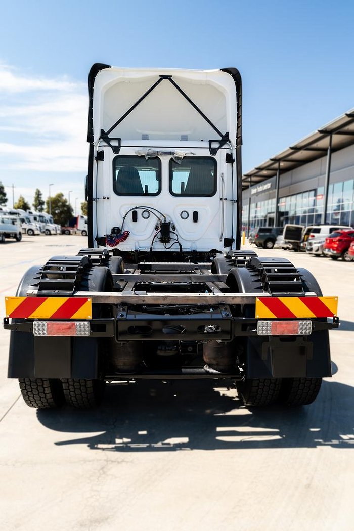 2024 Freightliner Cascadia 126 White