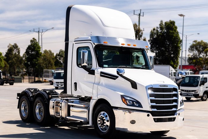 2024 Freightliner Cascadia 126 White