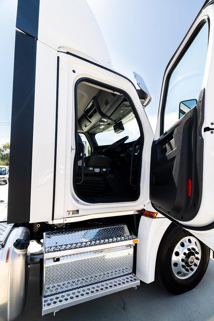 2024 Freightliner Cascadia 126 White