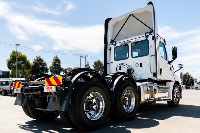 2024 Freightliner Cascadia 126 White