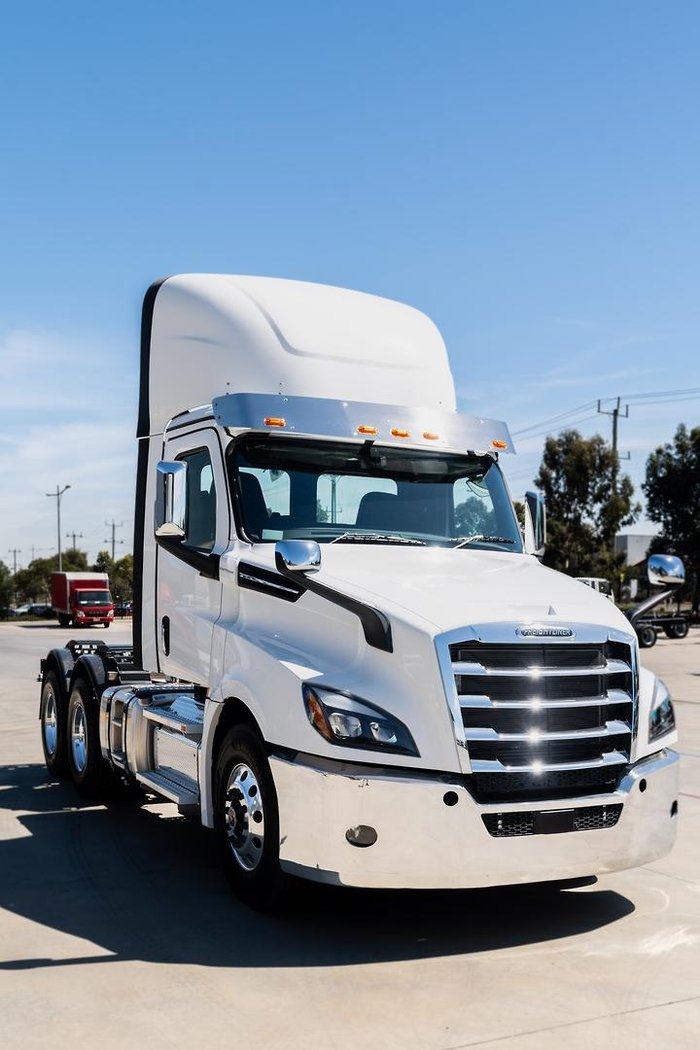 2024 Freightliner Cascadia 126 White