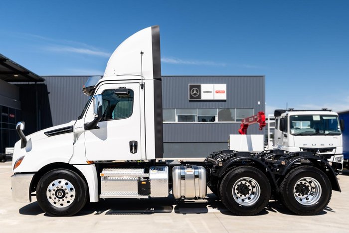 2024 Freightliner Cascadia 126 White