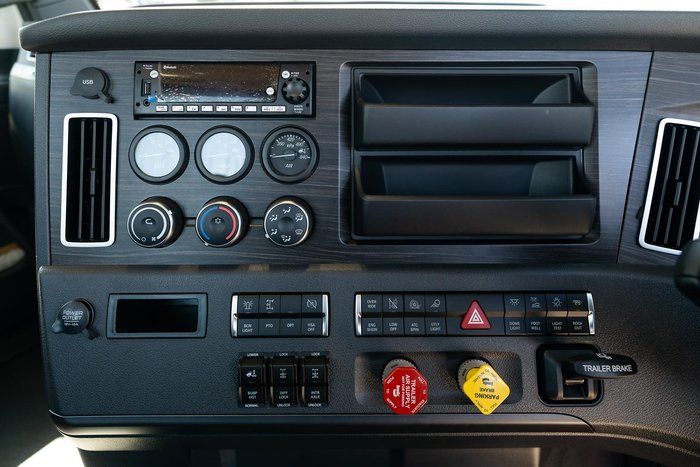 2024 Freightliner Cascadia 126 White