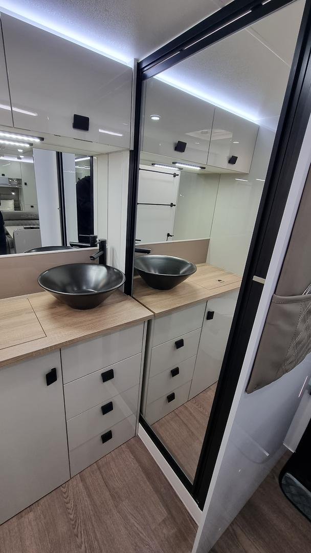 2023 Southern Cross Signature Series V5-3 Club Lounge