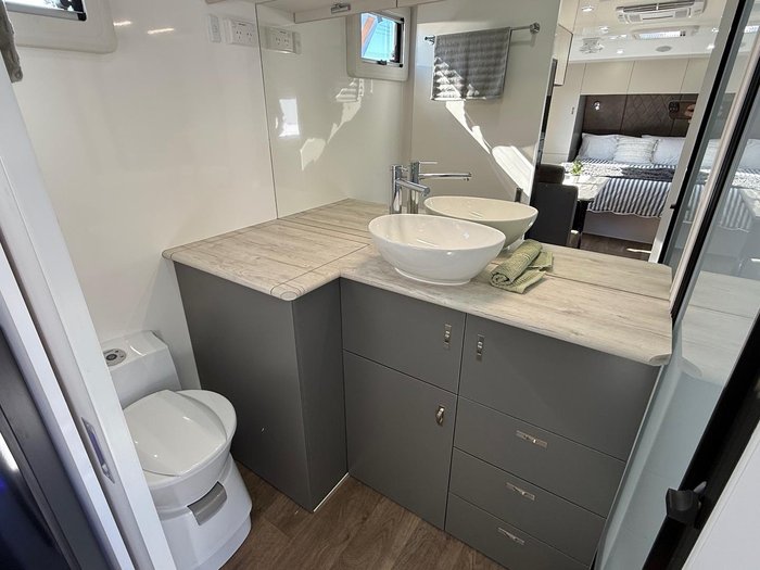 2025 Urban Caravans Xterrain 18'9 Skt Layout