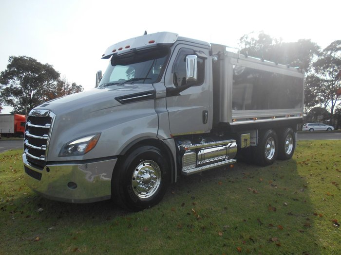 2023 Freightliner Cascadia 126 Tipper SILVER