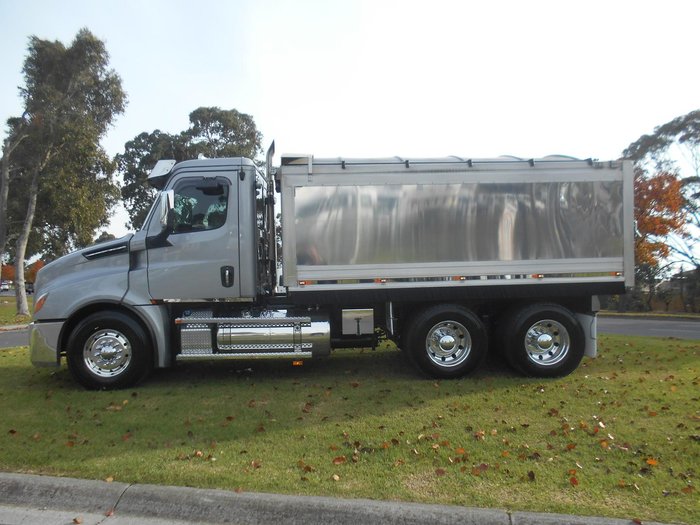 2023 Freightliner Cascadia 126 Tipper SILVER