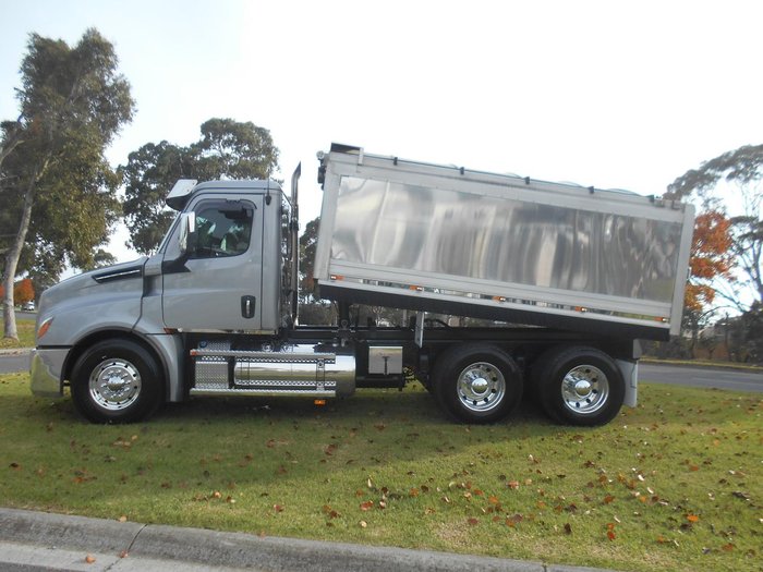 2023 Freightliner Cascadia 126 Tipper SILVER