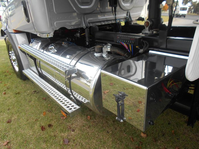 2023 Freightliner Cascadia 126 Tipper SILVER