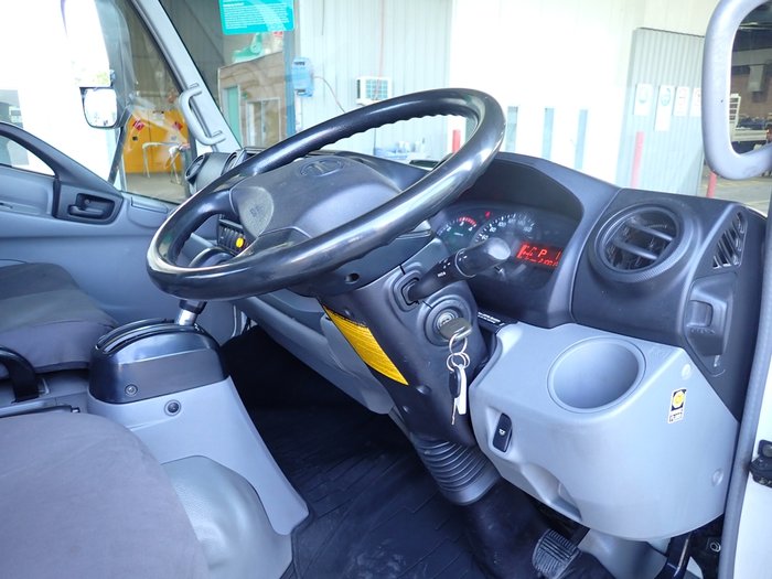 2015 HINO DUTRO 921 WHITE