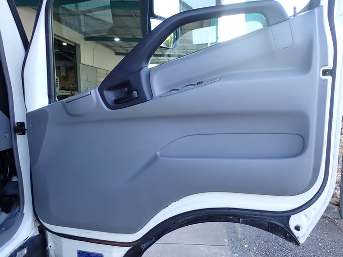 2015 HINO DUTRO 921 WHITE