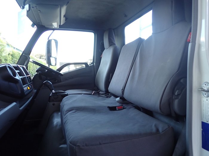 2015 HINO DUTRO 921 WHITE