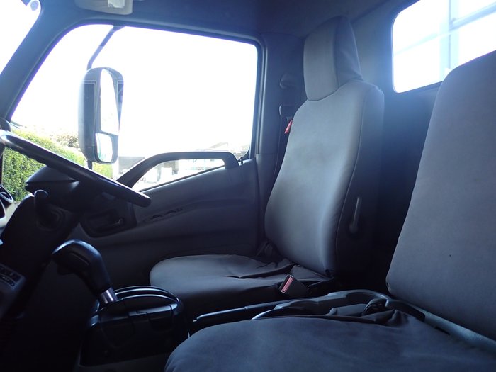 2015 HINO DUTRO 921 WHITE
