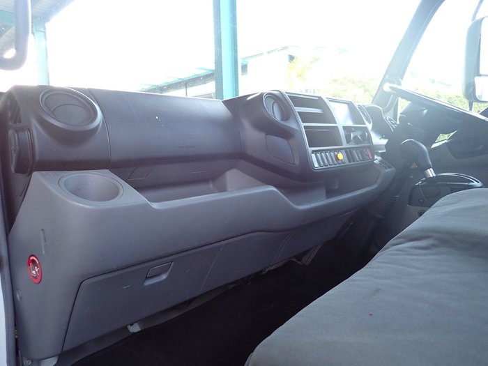 2015 HINO DUTRO 921 WHITE