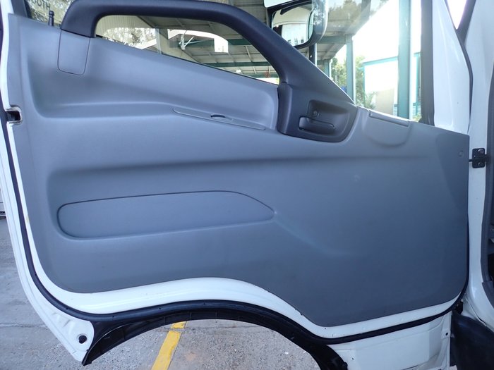 2015 HINO DUTRO 921 WHITE