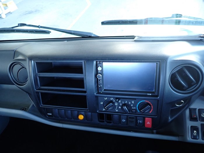 2015 HINO DUTRO 921 WHITE