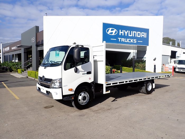 2015 HINO 300 921 WHITE