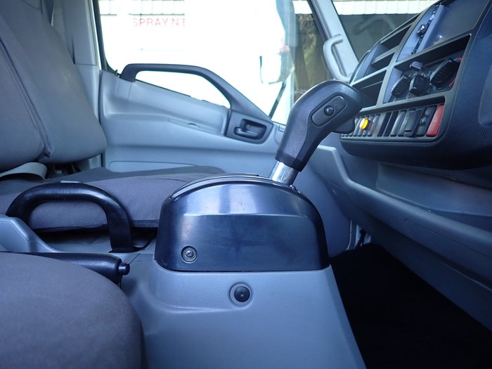 2015 HINO DUTRO 921 WHITE