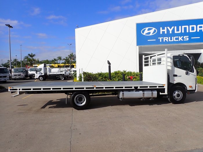 2015 HINO DUTRO 921 WHITE