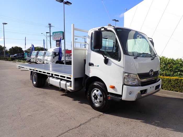 2015 HINO DUTRO 921 WHITE