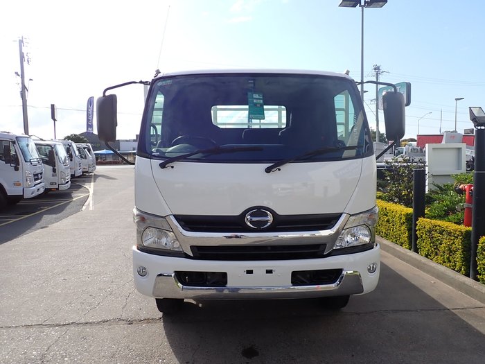 2015 HINO DUTRO 921 WHITE