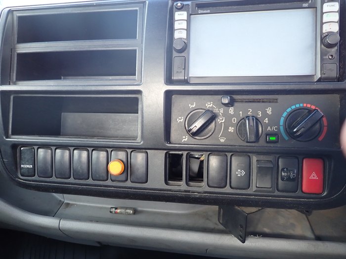 2015 HINO DUTRO 921 WHITE
