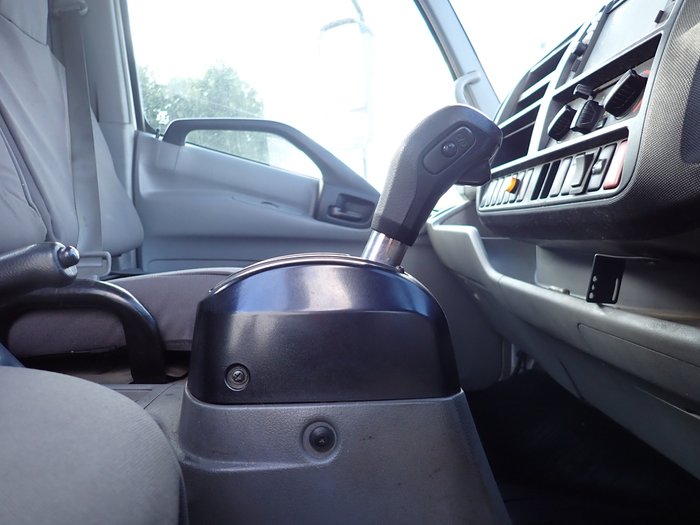 2015 HINO DUTRO 921 WHITE