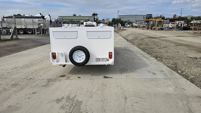 2025 McNeill 10 Dog Trailer White