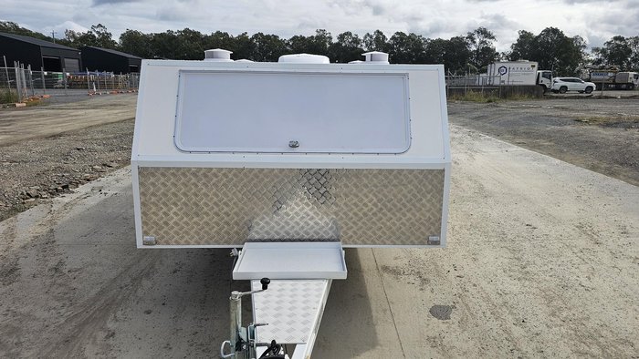 2025 McNeill 10 Dog Trailer White