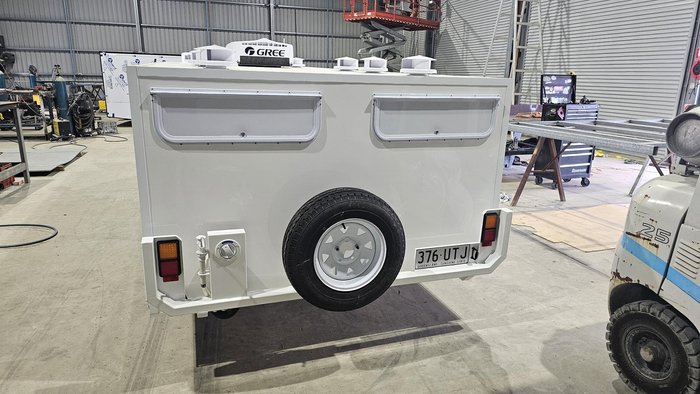 2025 McNeill 10 Dog Trailer White