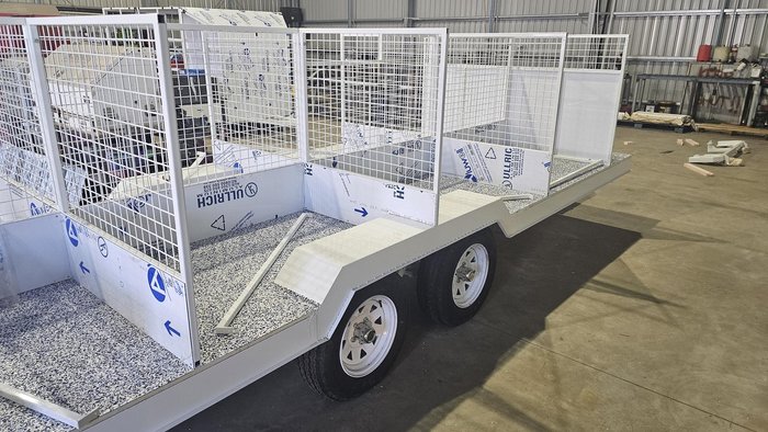 2025 McNeill 10 Dog Trailer White