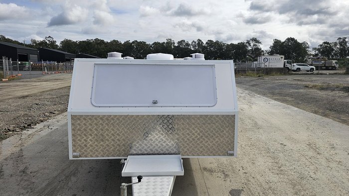 2025 McNeill 10 Dog Trailer White