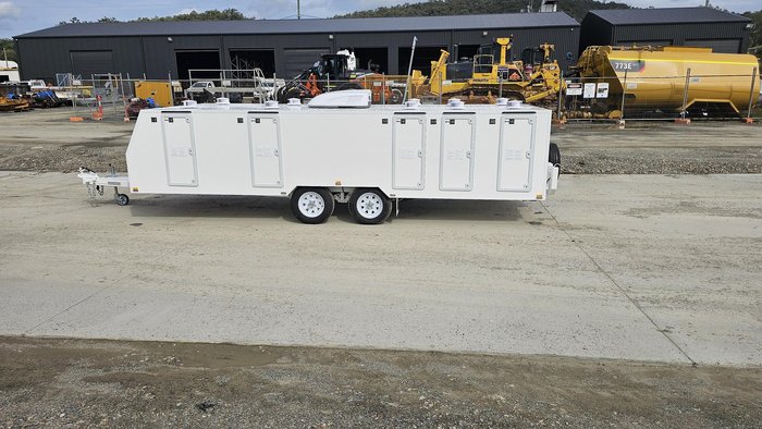 2025 McNeill 10 Dog Trailer White