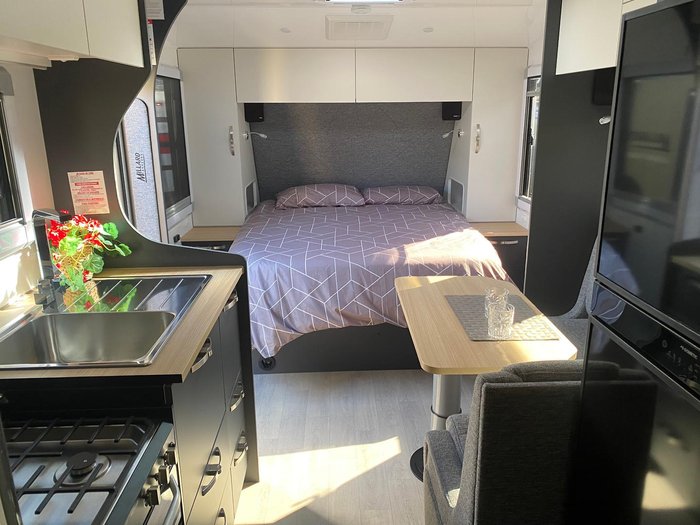 2025 Millard Toura-X 17'6 Centre Door L-Lounge