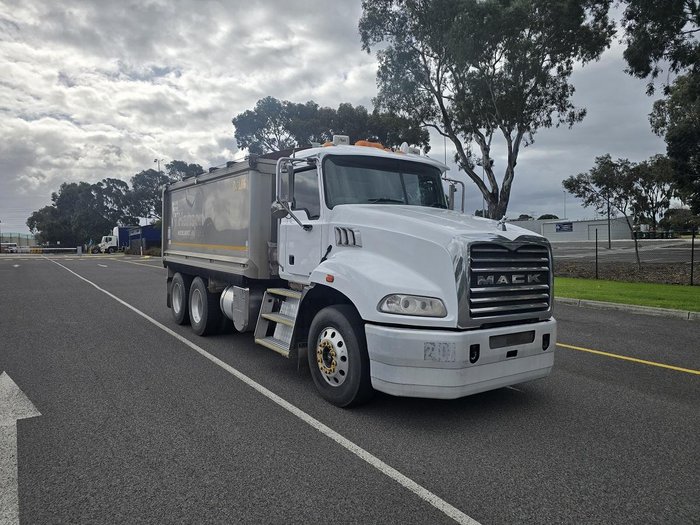 2016 Mack Granite Green