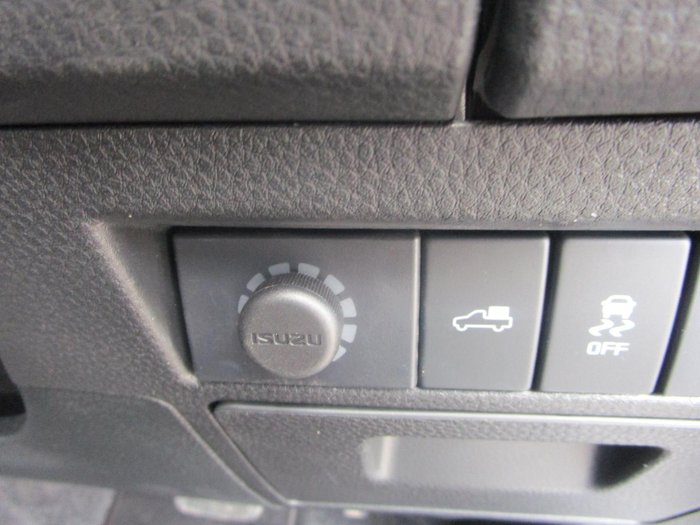 2025 Isuzu D-MAX BLADE