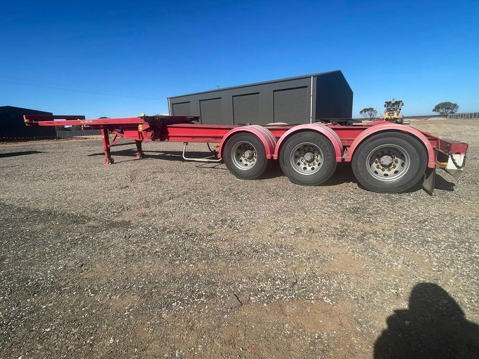 2010 Maxitrans Retractable Triaxle Skel Lead Trailer