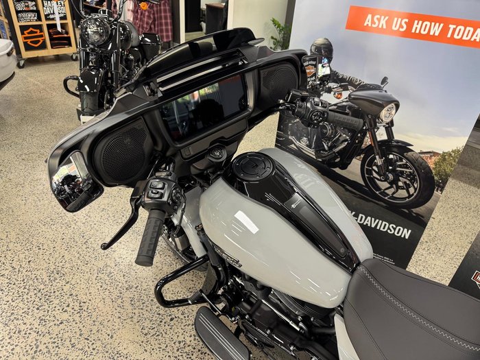 2025 Harley-Davidson Street Glide 117 (FLHX) Touring Grey
