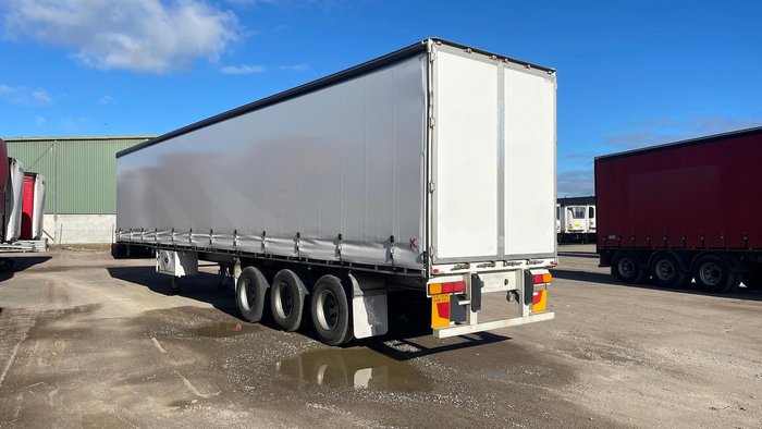 2014 Maxi Trans 24P Straight Curtain Sider White