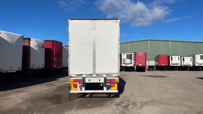 2014 Maxi Trans 24P Straight Curtain Sider White