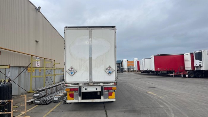 2014 Maxi Trans 24P Straight Curtain Sider White