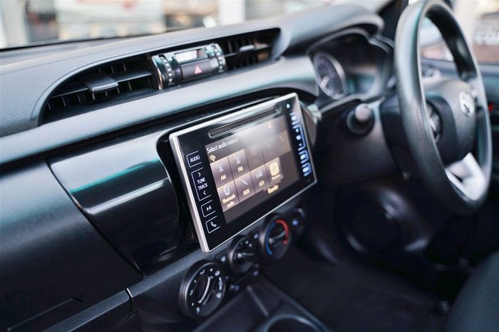 2015 TOYOTA HILUX SR (4x4)