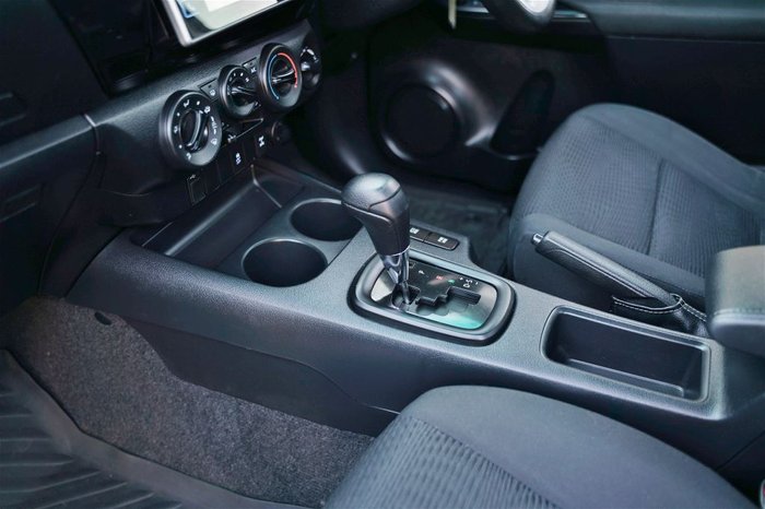 2015 TOYOTA HILUX SR (4x4)