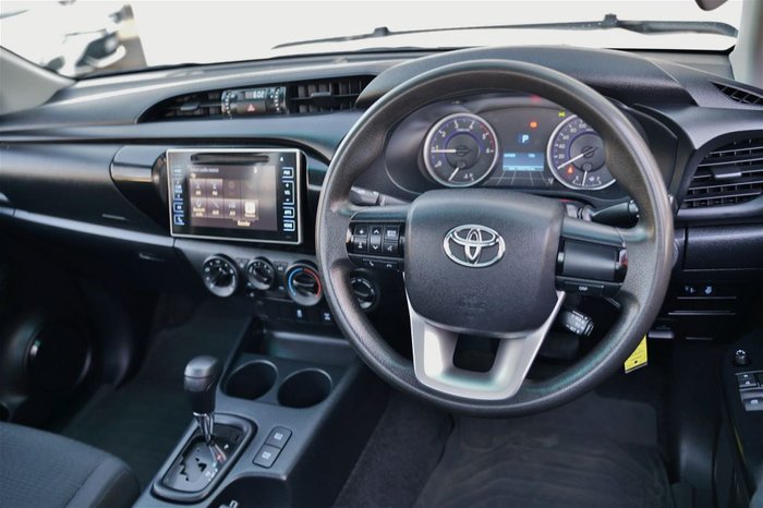 2015 TOYOTA HILUX SR (4x4)