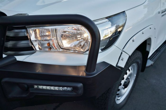 2015 TOYOTA HILUX SR (4x4)