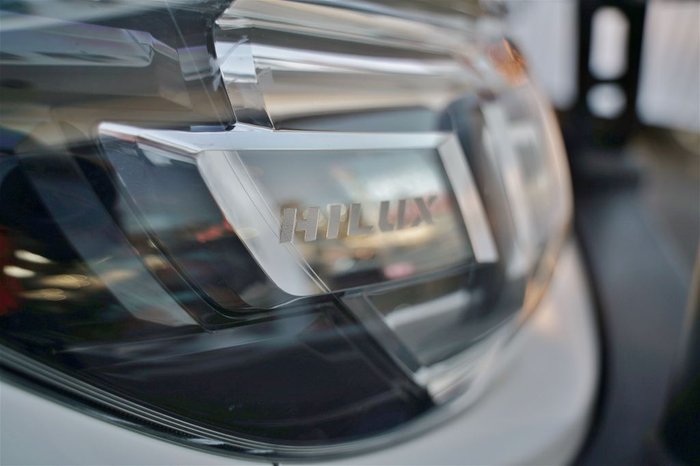 2015 TOYOTA HILUX SR (4x4)