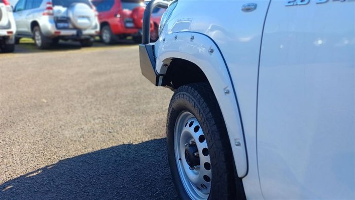 2015 TOYOTA HILUX SR (4x4)